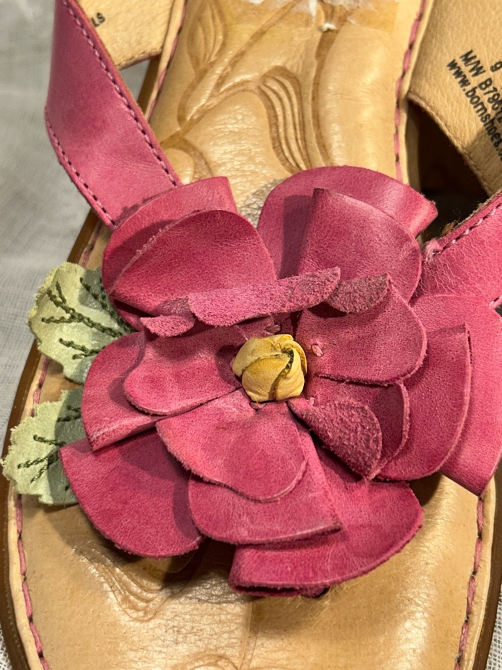 Born leather almost NEW flip flops with flower - Picture 4 of 9